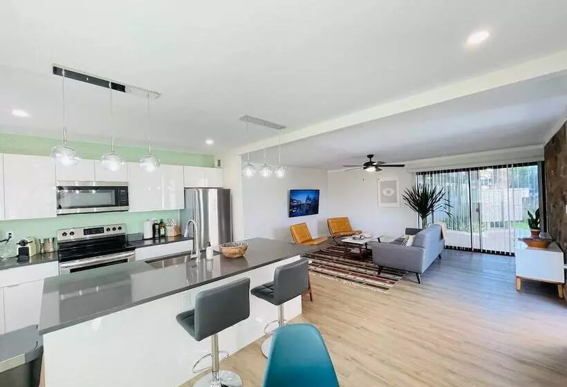 ベッドアンドブレックファースト Walkable Ots Mid Century Condo Pool
