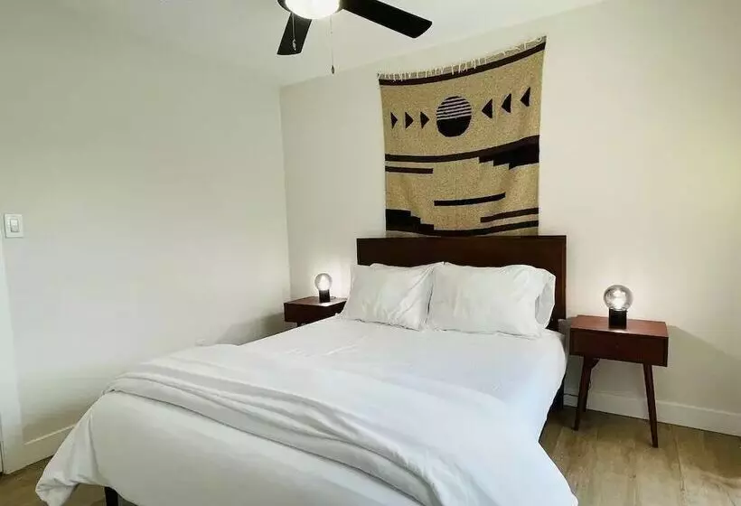 ベッドアンドブレックファースト Walkable Ots Mid Century Condo Pool