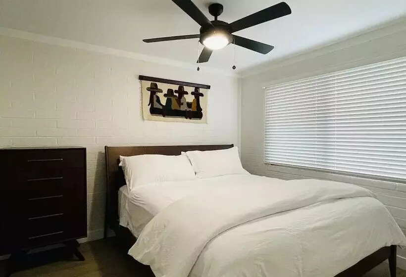 ベッドアンドブレックファースト Walkable Ots Mid Century Condo Pool