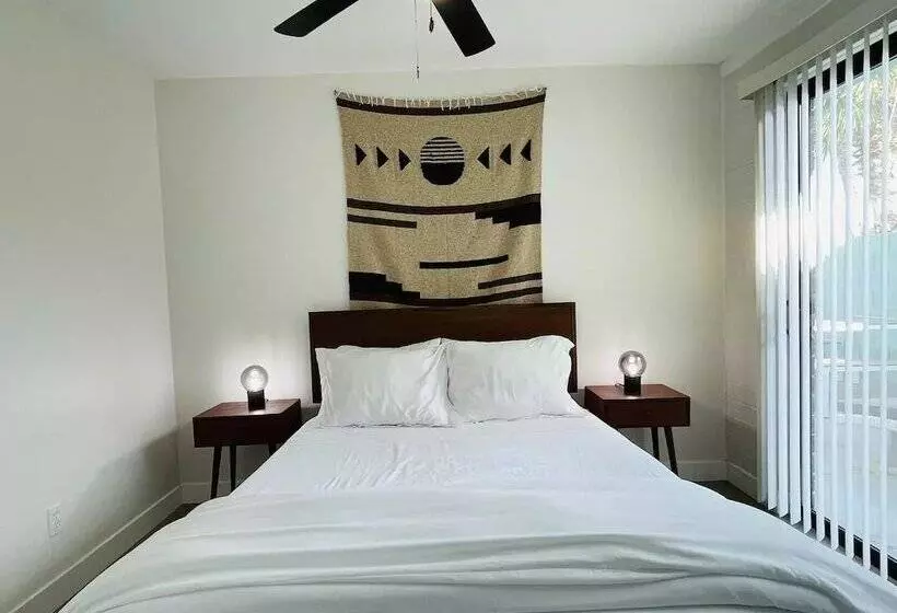 ベッドアンドブレックファースト Walkable Ots Mid Century Condo Pool