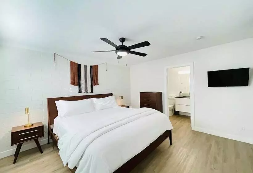 ベッドアンドブレックファースト Walkable Ots Mid Century Condo Pool