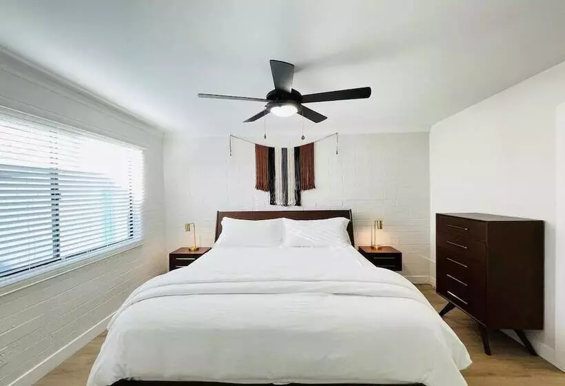 ベッドアンドブレックファースト Walkable Ots Mid Century Condo Pool