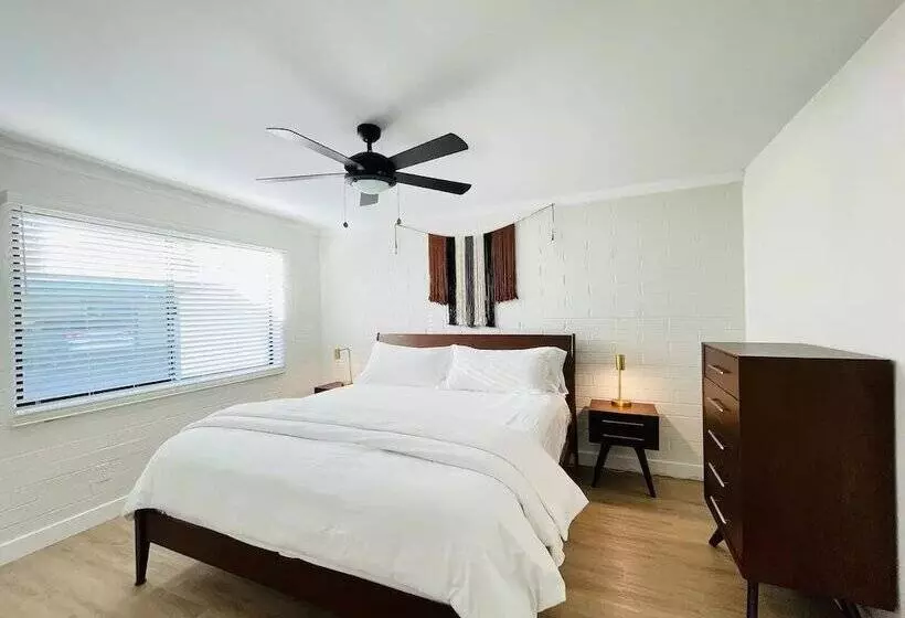 ベッドアンドブレックファースト Walkable Ots Mid Century Condo Pool