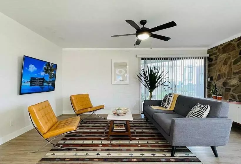 ベッドアンドブレックファースト Walkable Ots Mid Century Condo Pool