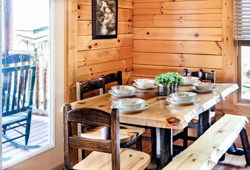 Smokystays 5 Bedroom Cabin