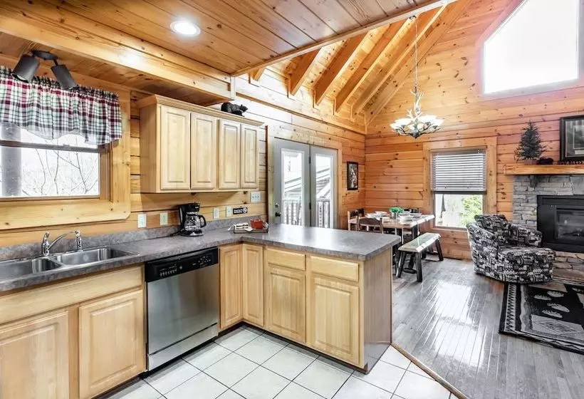 Smokystays 5 Bedroom Cabin