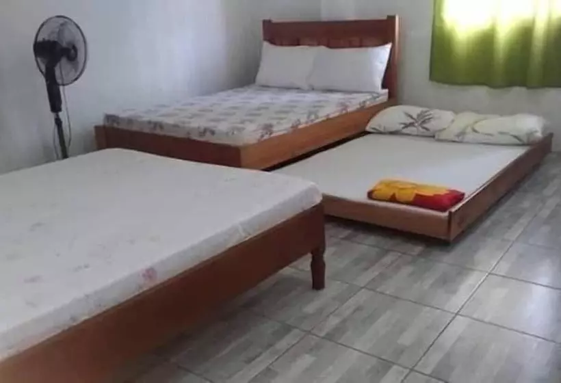 Hotelli Megi Beach House