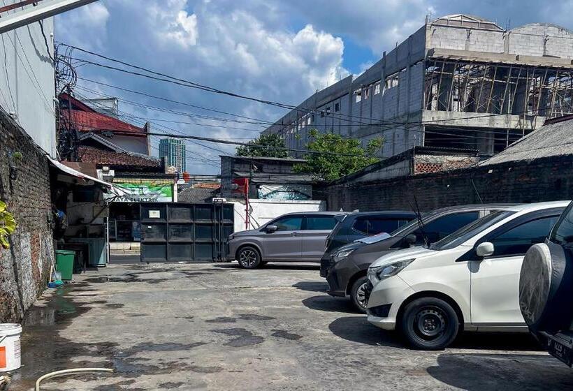 Отель Taisir Residence Near Palmerah Mitra Reddoorz