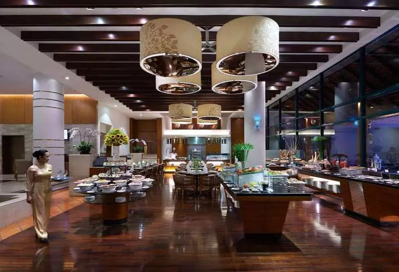 Отель Parkroyal Saigon