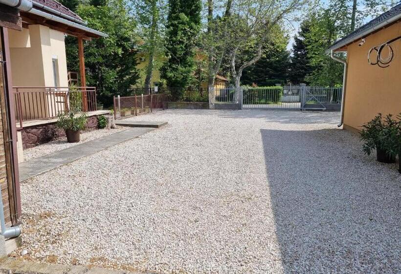 ペンション ádám Apartmanház