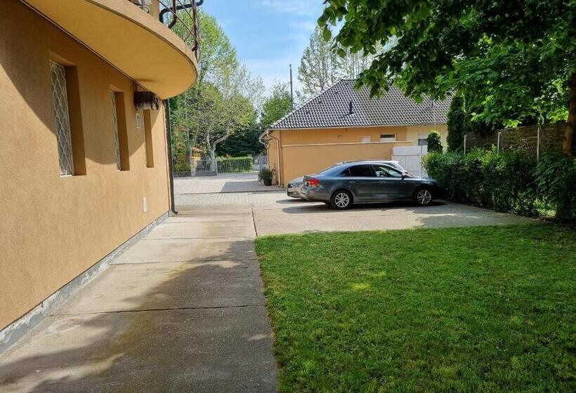 ペンション ádám Apartmanház