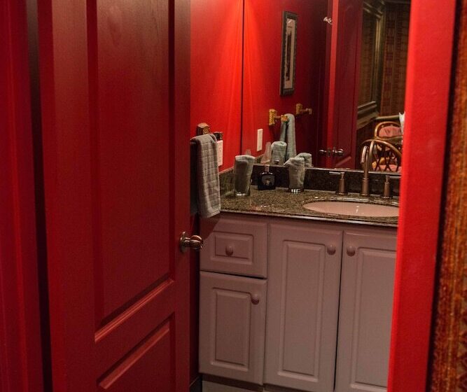 Mariaggi's Theme Suite Hotel & Spa