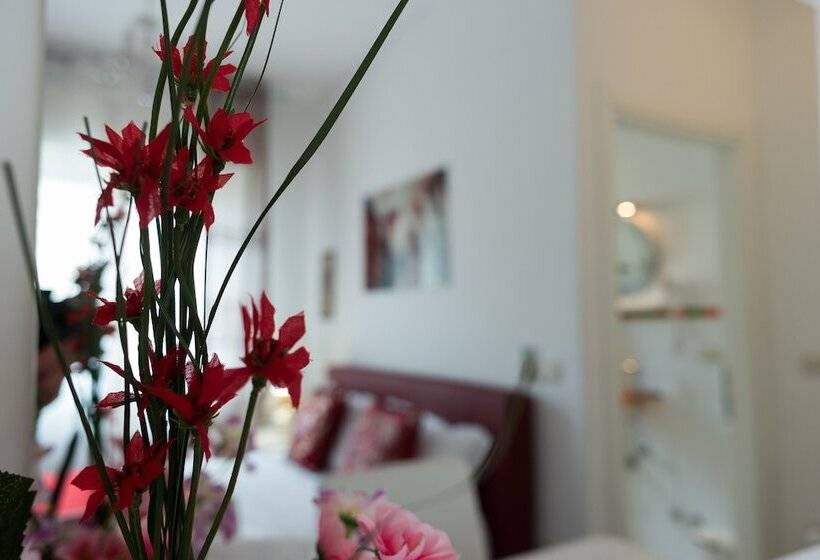 ホテル Ca  Rebeka Venice   Atika & Atif