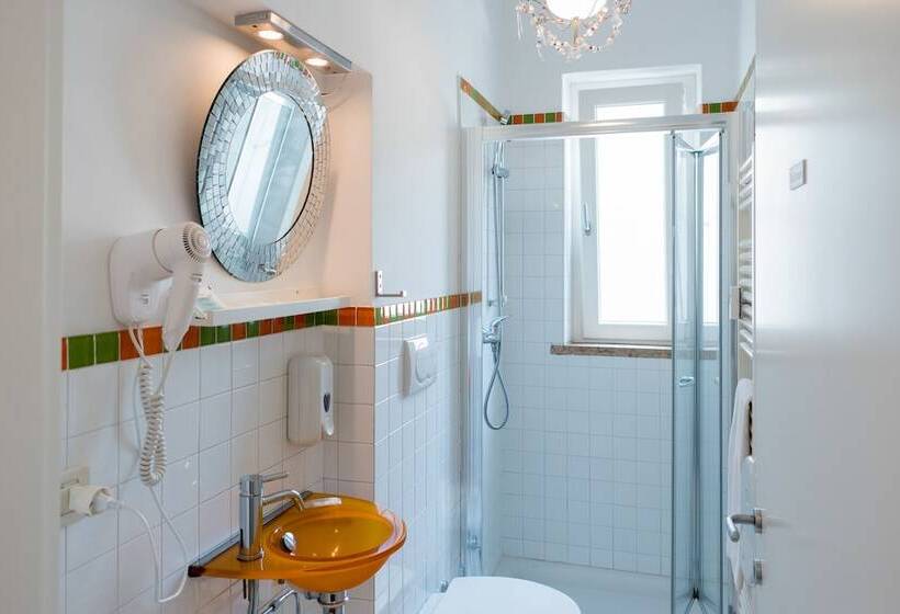 ホテル Ca  Rebeka Venice   Atika & Atif