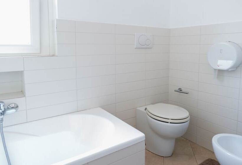 ホテル Ca  Rebeka Venice   Atika & Atif