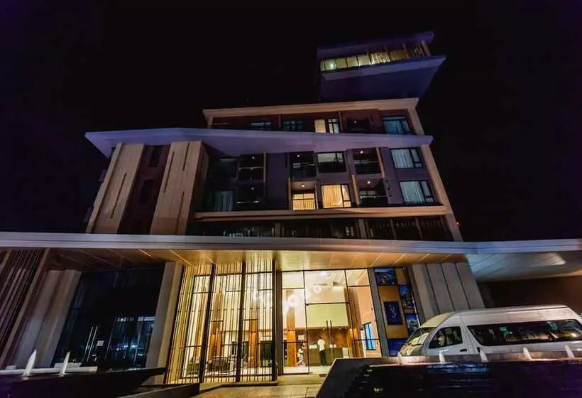 هتل The Aristo Resort