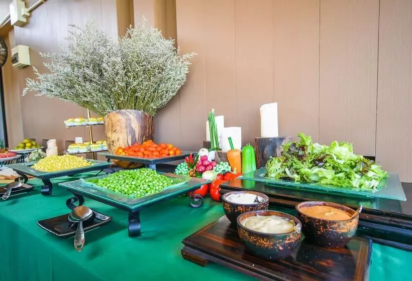 هتل The Aristo Resort