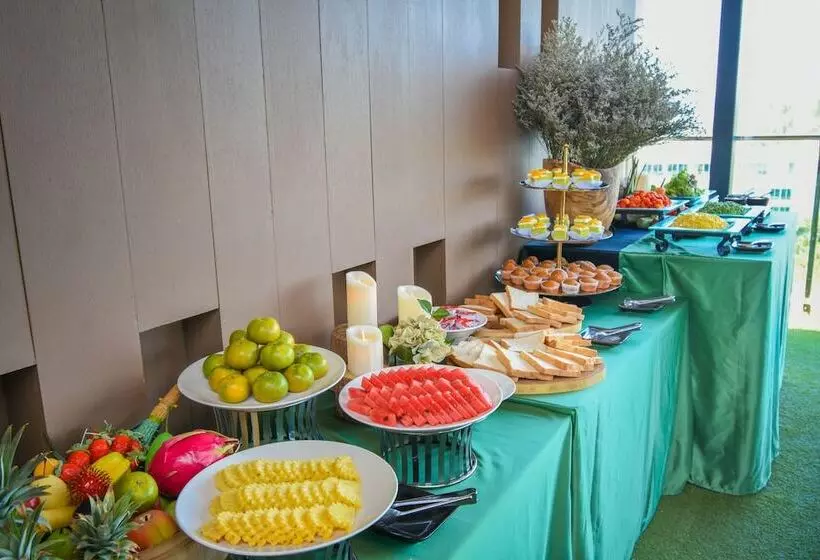 هتل The Aristo Resort