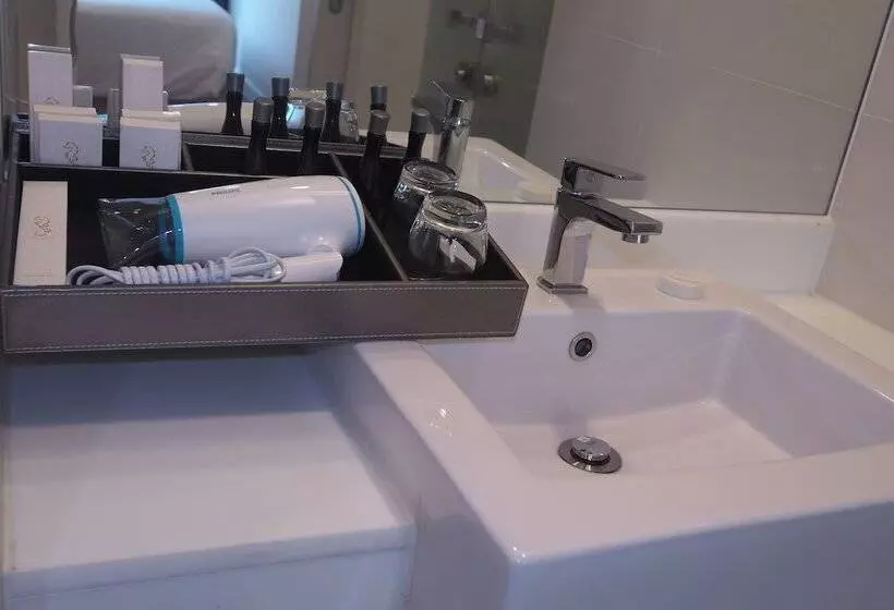 هتل The Aristo Resort