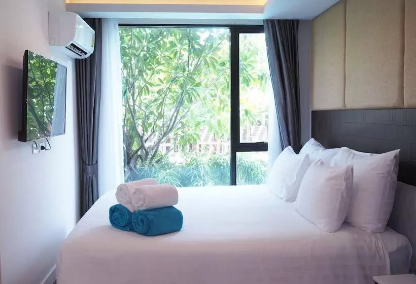 هتل The Aristo Resort