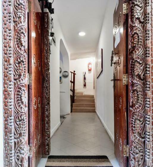 ベッドアンドブレックファースト Kelele Square