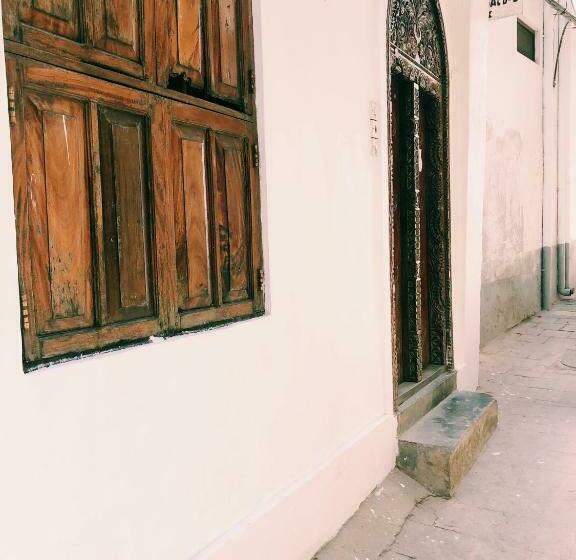 ベッドアンドブレックファースト Kelele Square