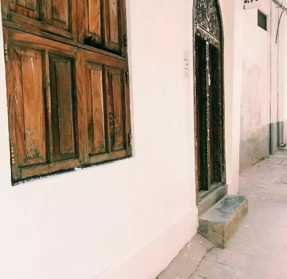 ベッドアンドブレックファースト Kelele Square