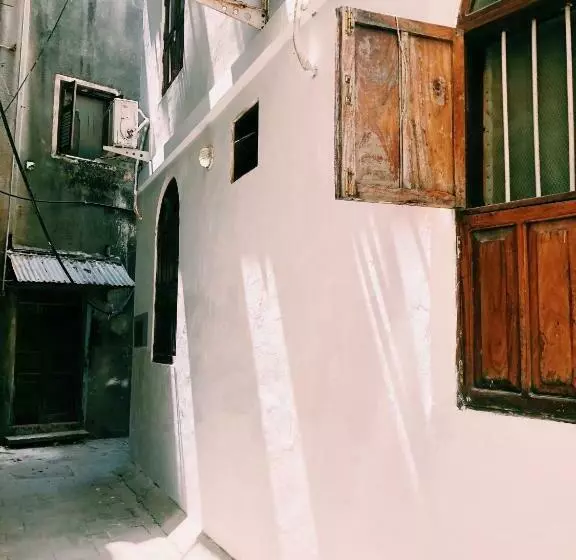 ベッドアンドブレックファースト Kelele Square