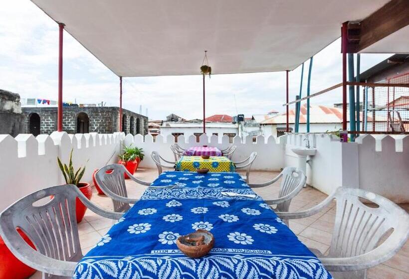 ベッドアンドブレックファースト Kelele Square