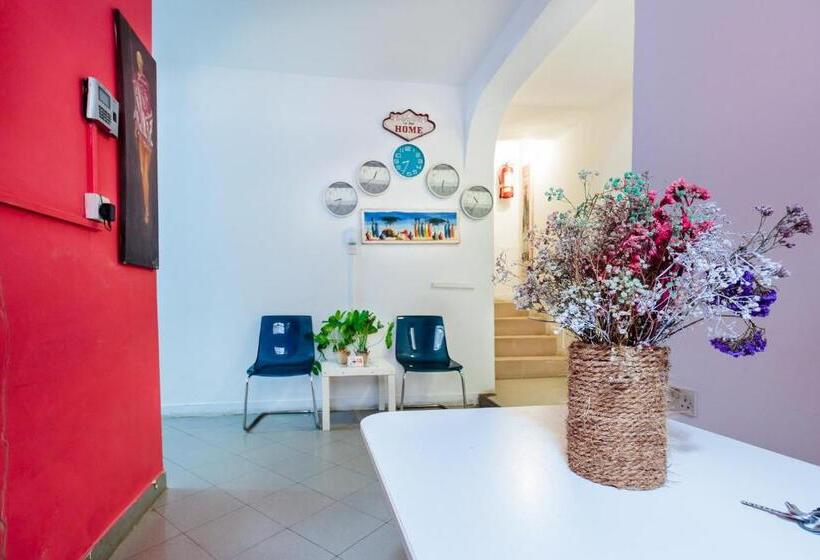 ベッドアンドブレックファースト Kelele Square