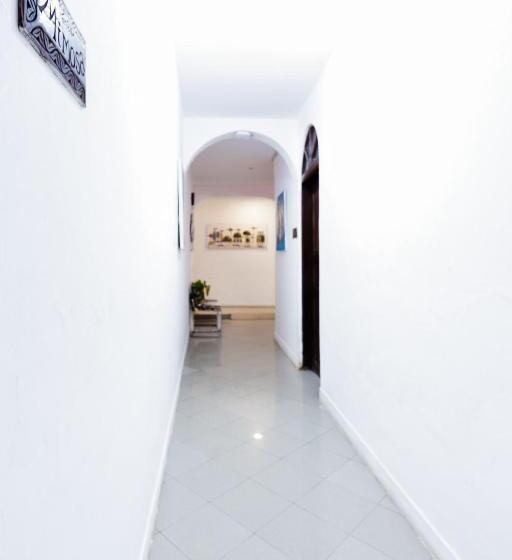 ベッドアンドブレックファースト Kelele Square