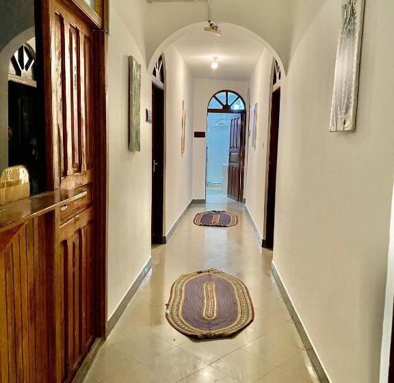 ベッドアンドブレックファースト Kelele Square