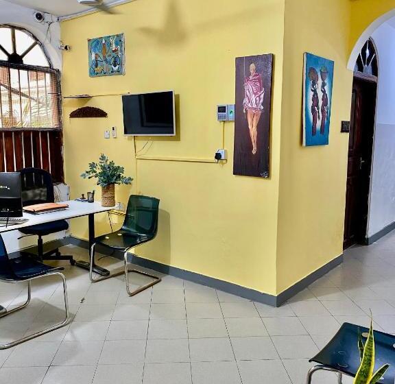 ベッドアンドブレックファースト Kelele Square