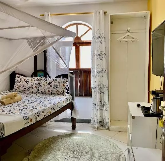 ベッドアンドブレックファースト Kelele Square