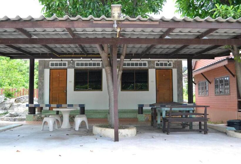 בית מלון כפרי Benjaporn Bungalow