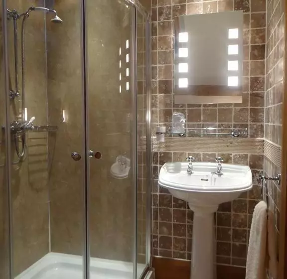 Majatalo The Wayside And Whisky Barn