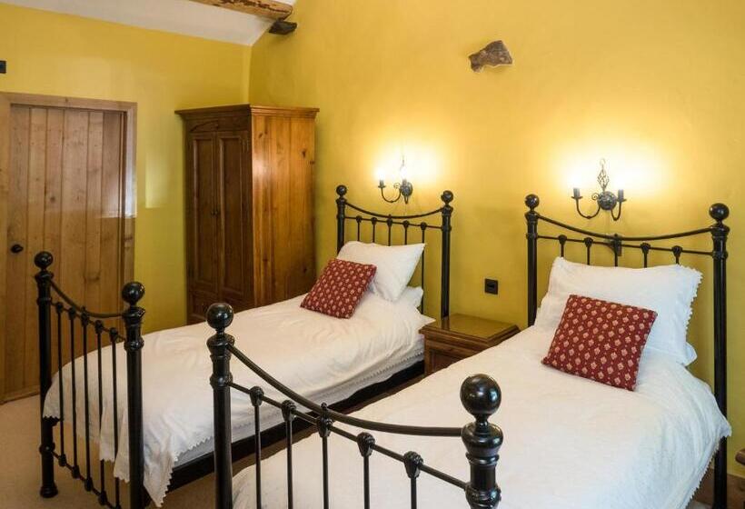 بنسيون The Wayside And Whisky Barn