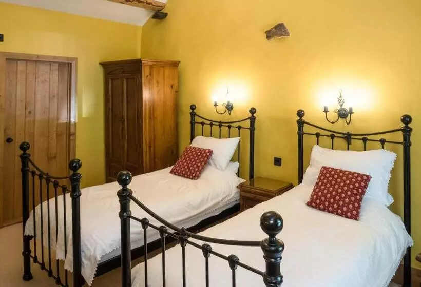 Majatalo The Wayside And Whisky Barn