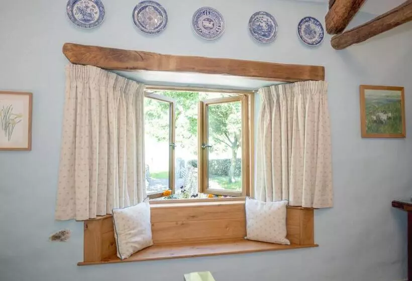 Majatalo The Wayside And Whisky Barn