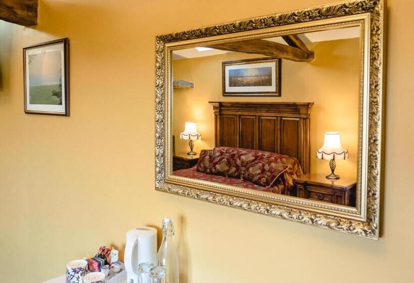 بنسيون The Wayside And Whisky Barn