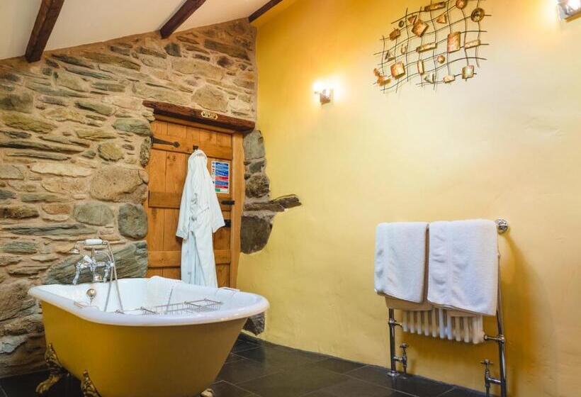 بنسيون The Wayside And Whisky Barn