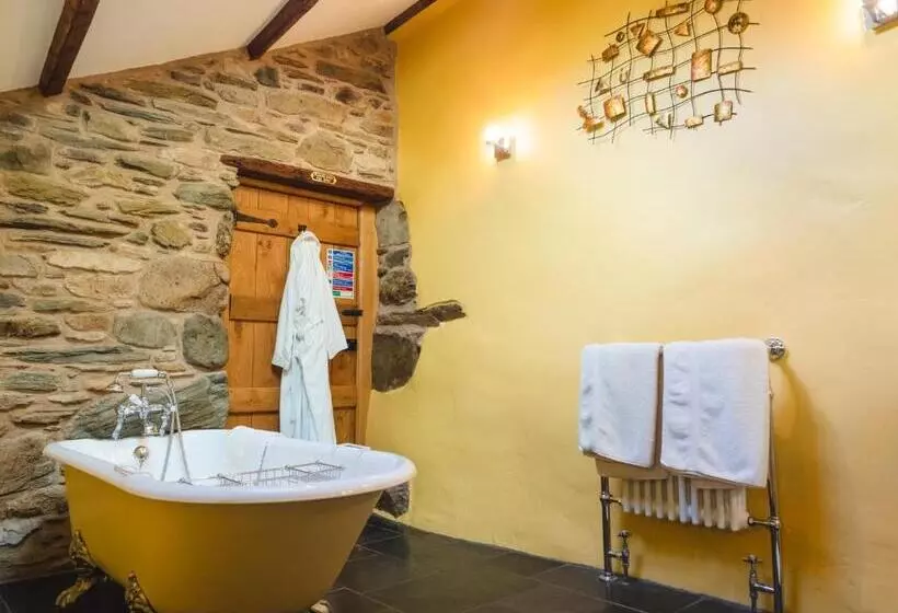 Majatalo The Wayside And Whisky Barn