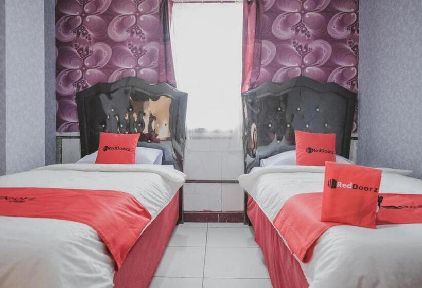 פנסיון Reddoorz Plus Near Istana Maimun Medan