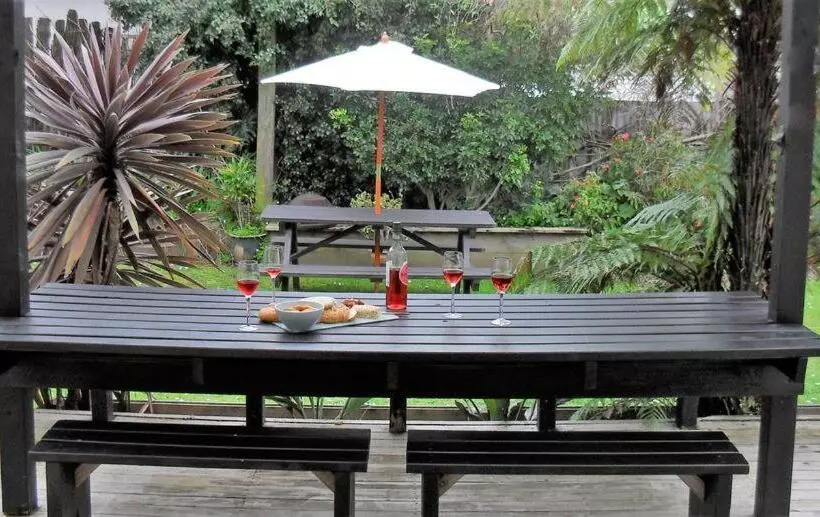 Lady Bowen Bed & Breakfast