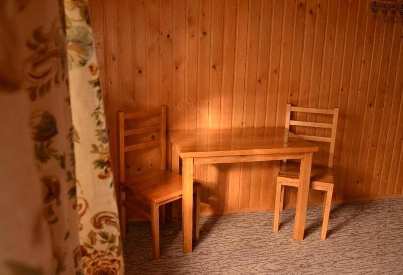 פנסיון Faina House