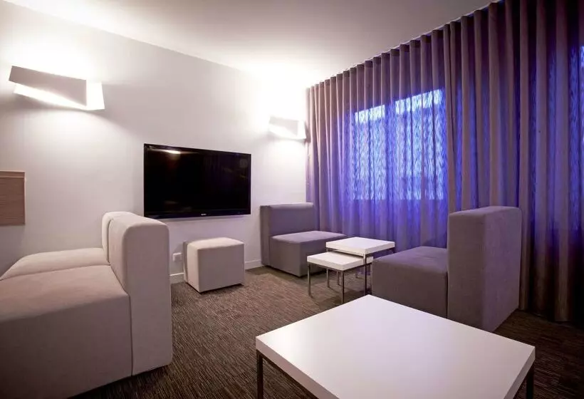 ホテル Kyriad Valence Nord Bourg Les Valence