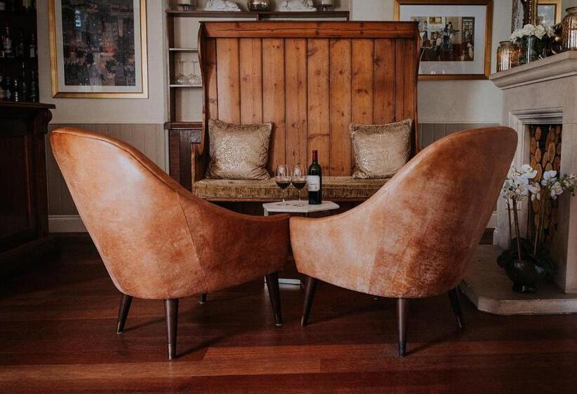 호텔 The Lake Isle Restaurant With Rooms