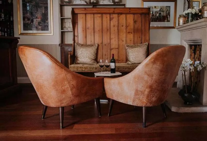 בית מלון כפרי The Lake Isle Restaurant With Rooms