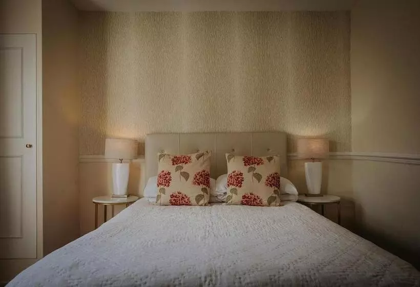 בית מלון כפרי The Lake Isle Restaurant With Rooms