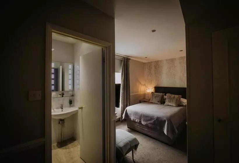 בית מלון כפרי The Lake Isle Restaurant With Rooms